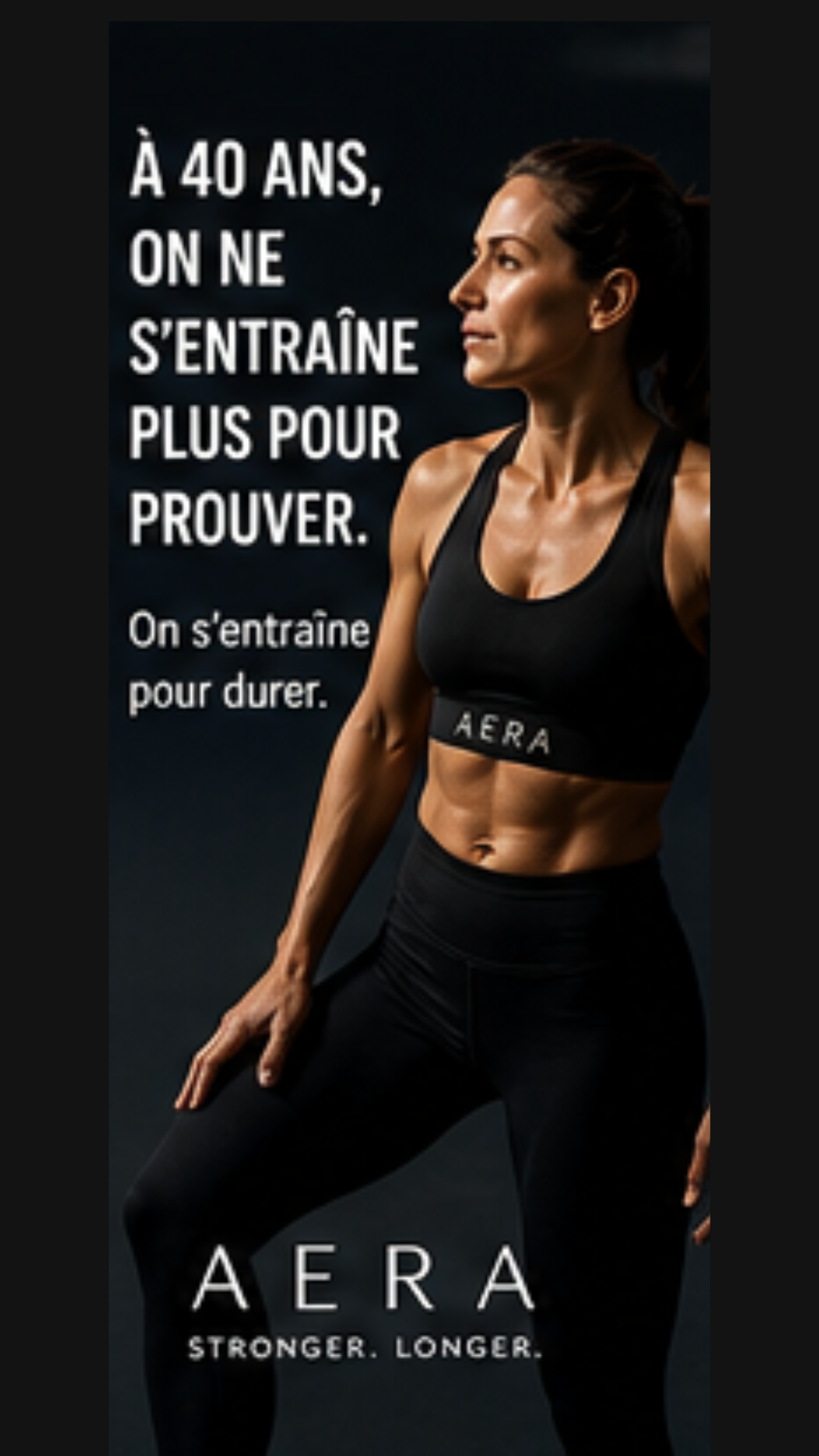 Femme de 35 ans s'entraînant en salle avec tenue de sport AERA made in Europe